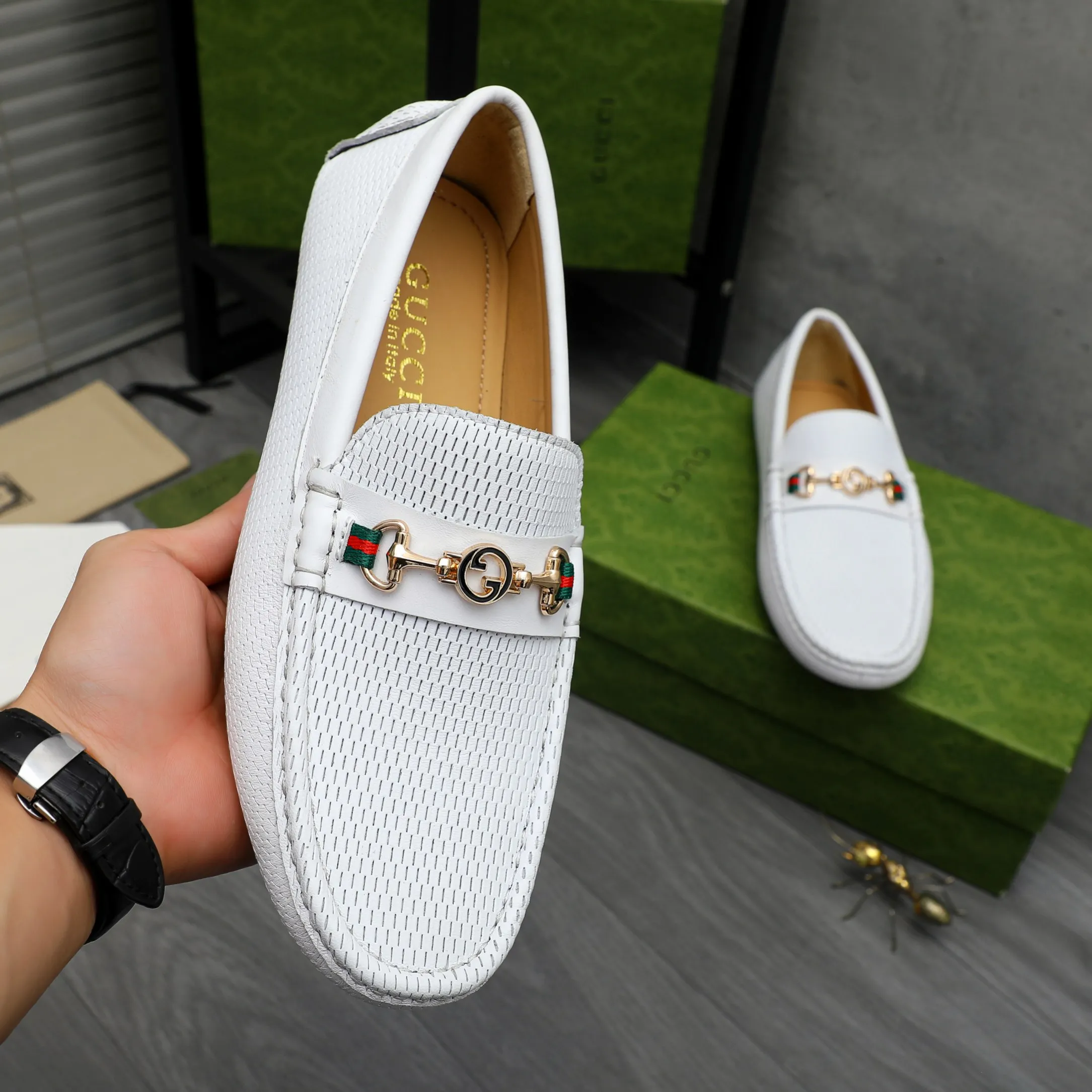 P420 Product trademark: GUCCI (Gucci) casual slip-on men's shoes Regular size: 38-44 Product materials: Selected hollow cowhide upper, sheepskin lining, original rubber outsole